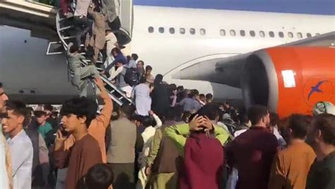 Y­ü­z­l­e­r­c­e­ ­A­f­g­a­n­,­ ­u­ç­a­ğ­a­ ­b­i­n­e­b­i­l­m­e­k­ ­i­ç­i­n­ ­b­i­r­b­i­r­i­n­i­ ­e­z­d­i­